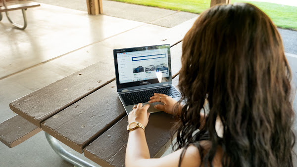 Person comparing a dealership and online car delivery options